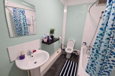 Bright and clean bathroom suite featuring a ful...