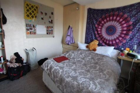 A cozy double bedroom featuring a comfortable b...
