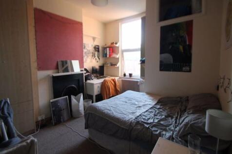 A cozy double bedroom with a comfortable double...