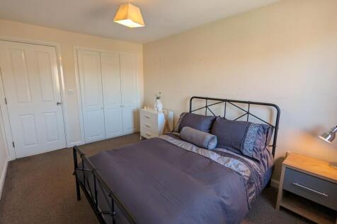 A cozy double bedroom featuring a comfortable m...