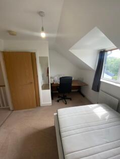 This inviting double bedroom features a spaciou...