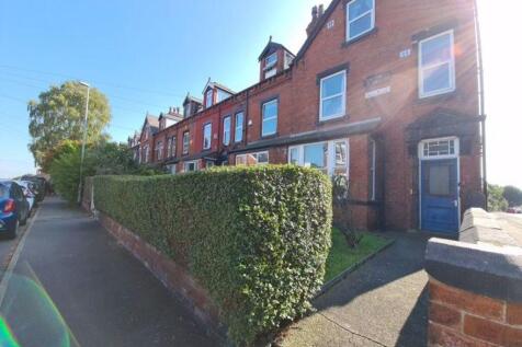 Well-maintained terraced house with a neatly tr...