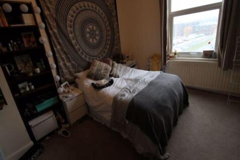 A cozy double bedroom featuring a comfortable b...
