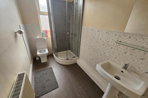 A bright and clean bathroom suite featuring a m...