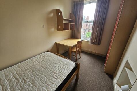 A cozy and well-maintained single bedroom featu...