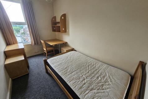 A bright and tidy single bedroom featuring a la...