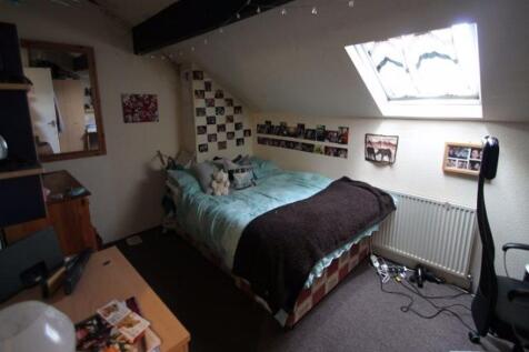 A cozy double bedroom featuring a comfortable d...