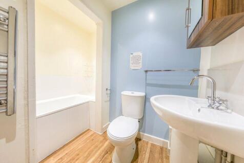Bright and clean bathroom suite featuring a ful...