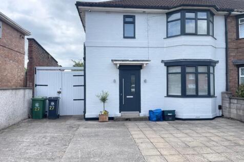 A well-maintained and fresh-looking semi-detach...
