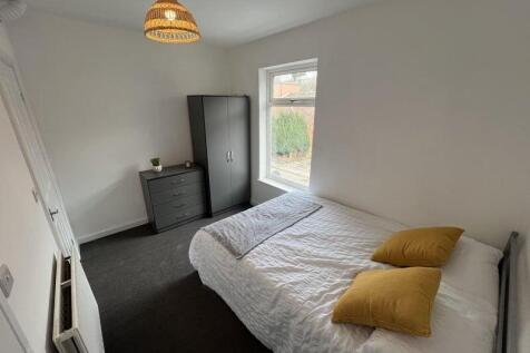 A neat and cozy double bedroom featuring a comf...