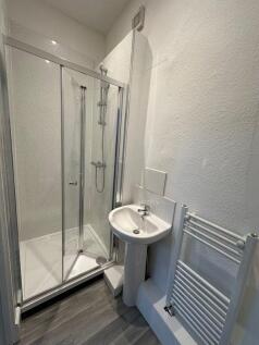 A clean and modern bathroom featuring a corner ...