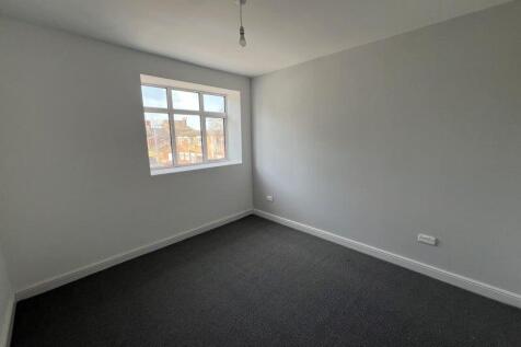 Bright and clean single bedroom featuring a lar...
