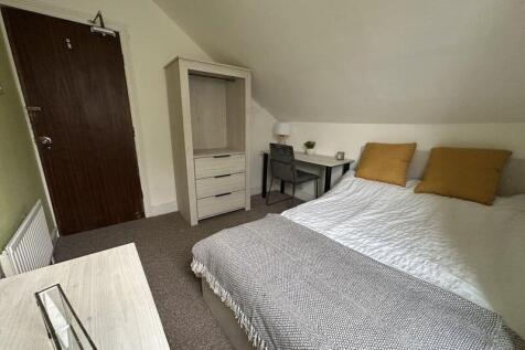 A cozy double bedroom featuring a comfortable d...