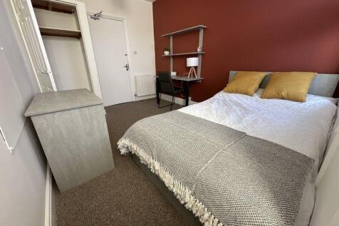 Well-maintained double bedroom featuring a comf...
