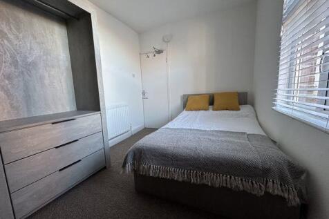 A cozy double bedroom featuring a comfortable d...