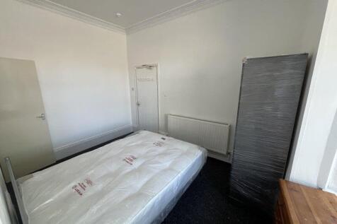Bright and tidy double bedroom featuring a larg...