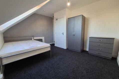 A bright and tidy single bedroom featuring a co...