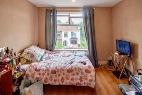 A cozy double bedroom featuring a large window ...