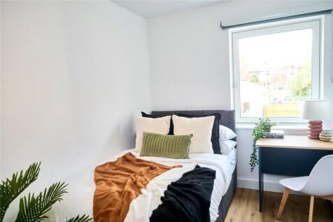 Cozy and well-kept single bedroom featuring a c...
