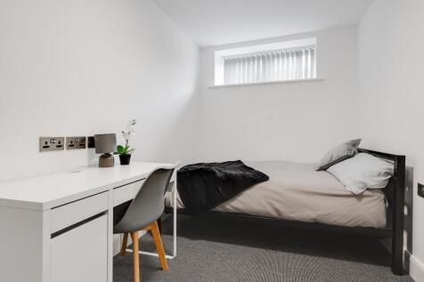 A cozy double bedroom featuring a comfortable b...