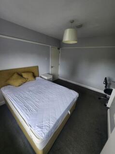A neat double bedroom featuring a comfortable b...