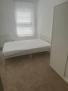 Bright and clean double bedroom featuring a com...