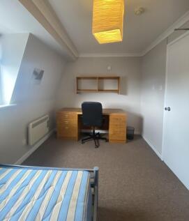 This inviting double bedroom features a spaciou...