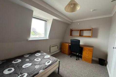 This inviting double bedroom features a spaciou...
