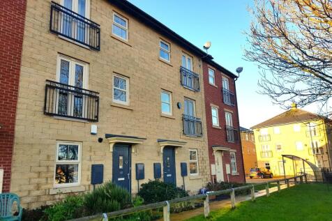 Bright and well-maintained terraced housing wit...