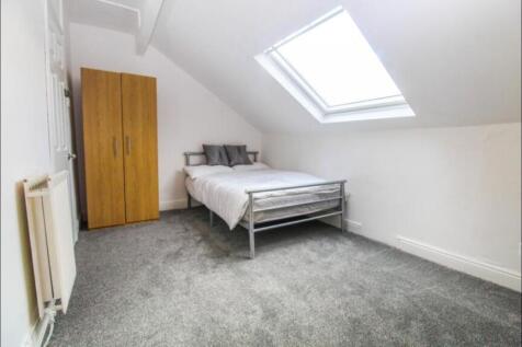 Bright and clean double bedroom featuring a lar...