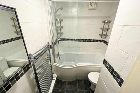 Bright and clean bathroom suite featuring a mod...