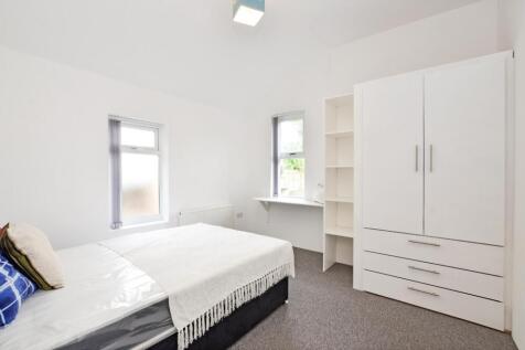 Bright and clean double bedroom featuring large...
