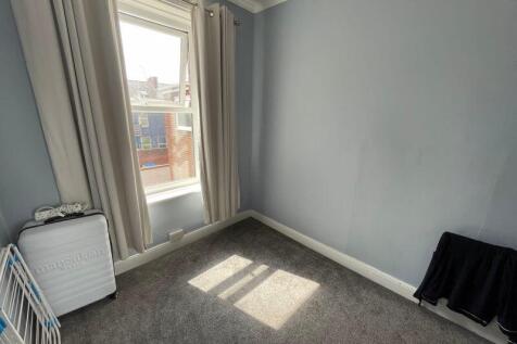 A bright single bedroom with soft natural light...