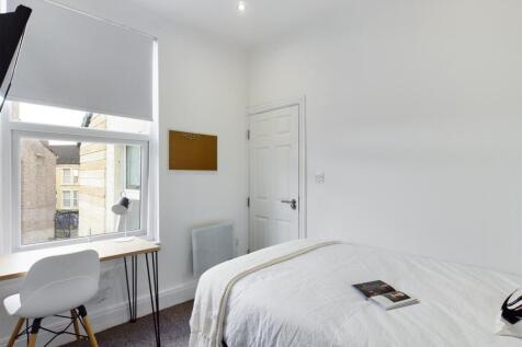 A bright and inviting double bedroom perfect fo...