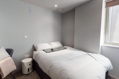 A well-kept double bedroom featuring a comforta...