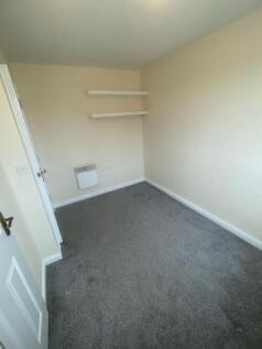 A neat and well-maintained single bedroom featu...