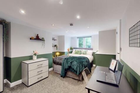 This beautifully designed double bedroom featur...
