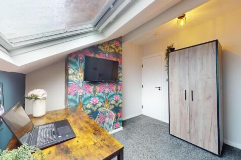 This charming double bedroom features a cozy wo...