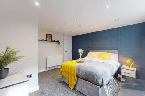 This beautifully designed double bedroom featur...