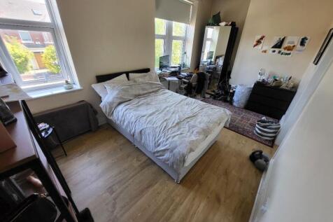 Bright and well-maintained double bedroom featu...
