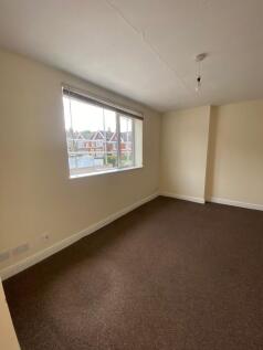 A clean and well-maintained empty bedroom featu...