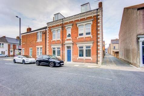 A charming terraced house with classic brickwor...