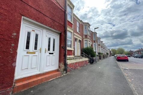 A clean and well-maintained terraced house exte...