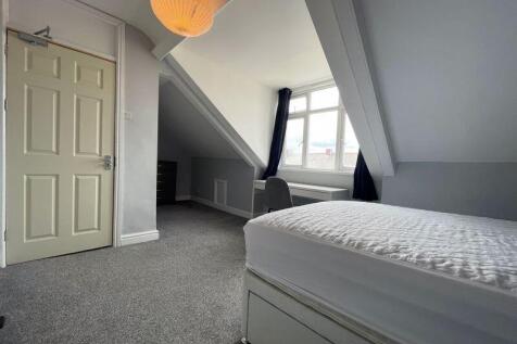 A bright and tidy single bedroom featuring a la...