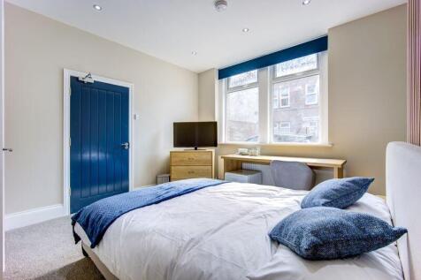 A bright and tidy double bedroom featuring a co...