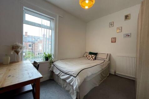A cozy double bedroom featuring a comfortable d...