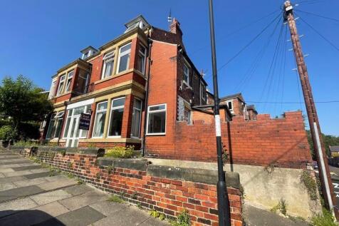 A charming and well-maintained traditional red-...