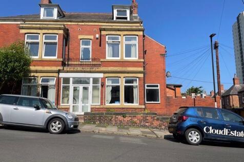 Attractive front view of a well-maintained trad...