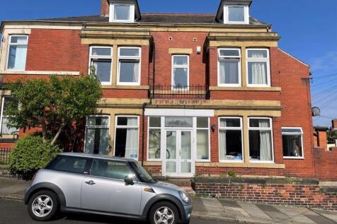 Charming front view of a traditional red-brick ...