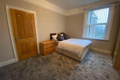 A cozy double bedroom featuring a comfortable d...